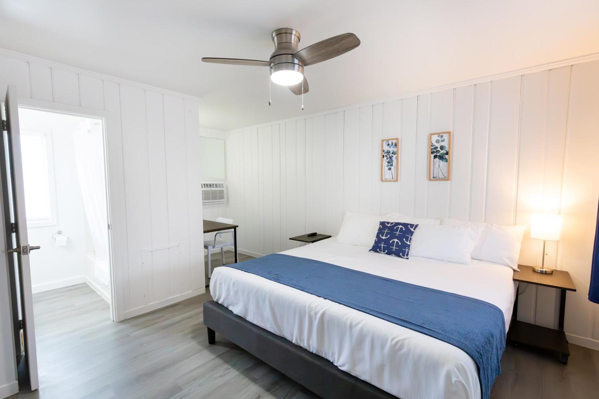 Anchor Bay Inn And Suites Sandusky Room photo
