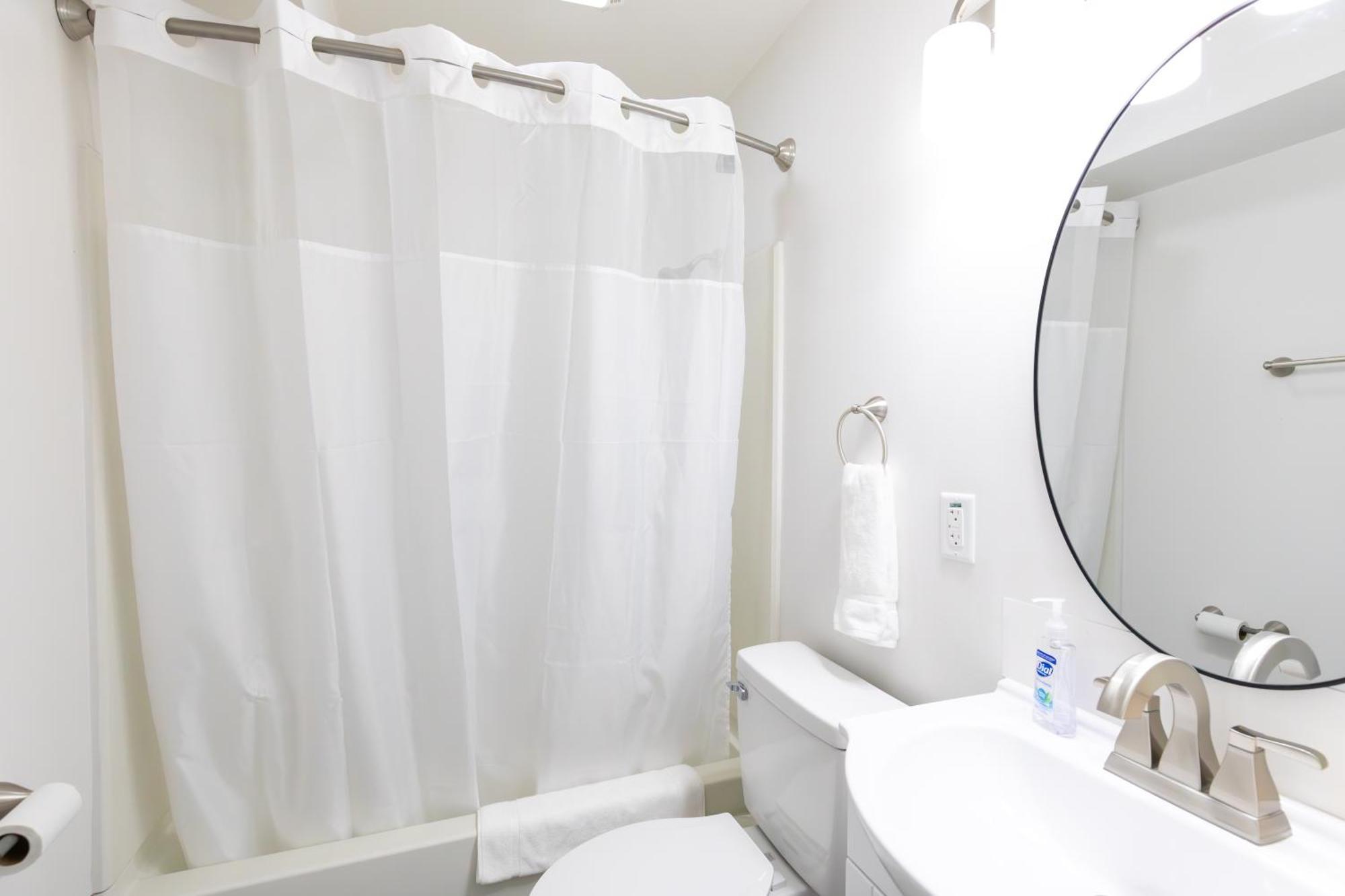 Anchor Bay Inn And Suites Sandusky Room photo
