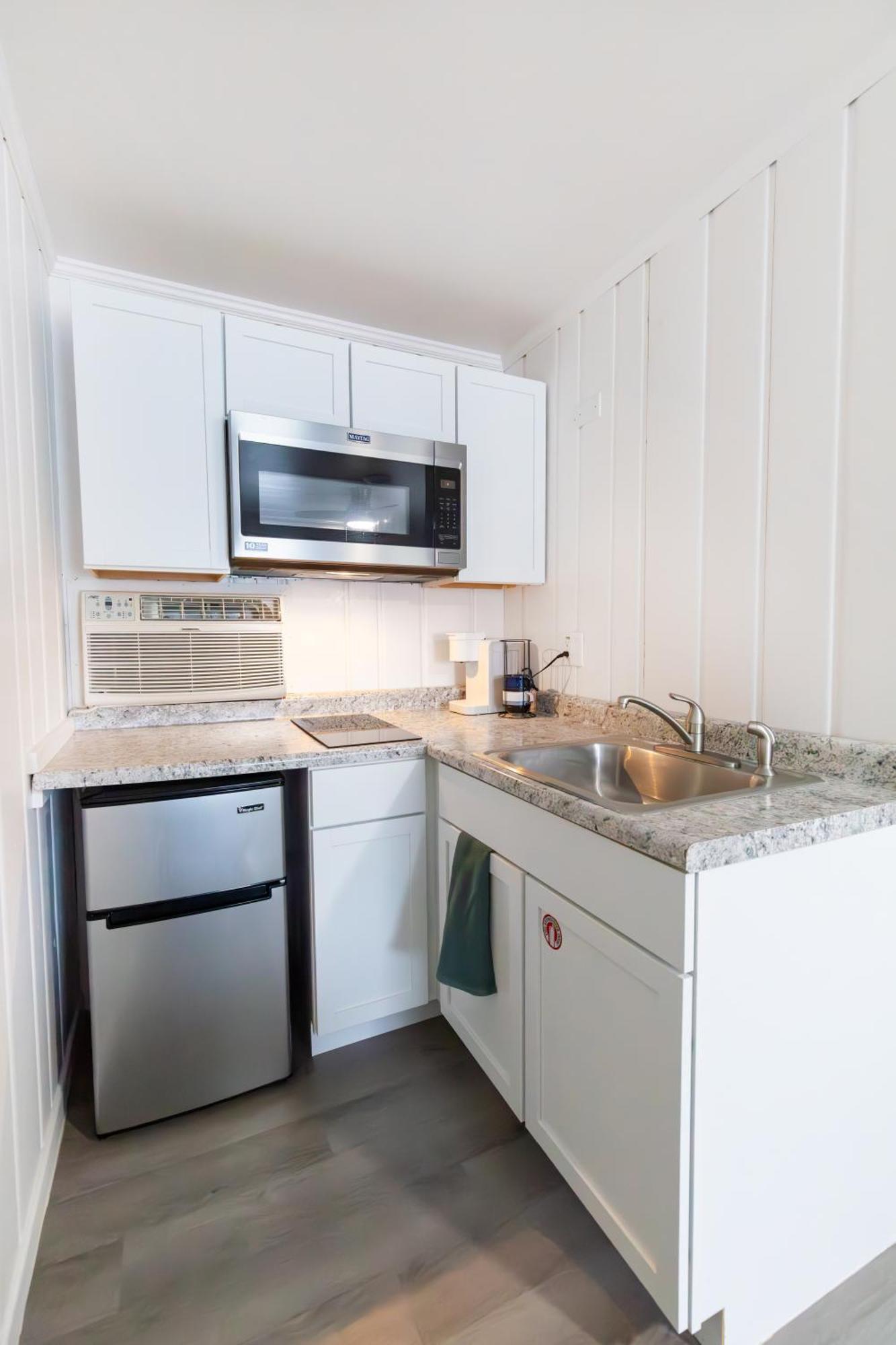 Anchor Bay Inn And Suites Sandusky Room photo