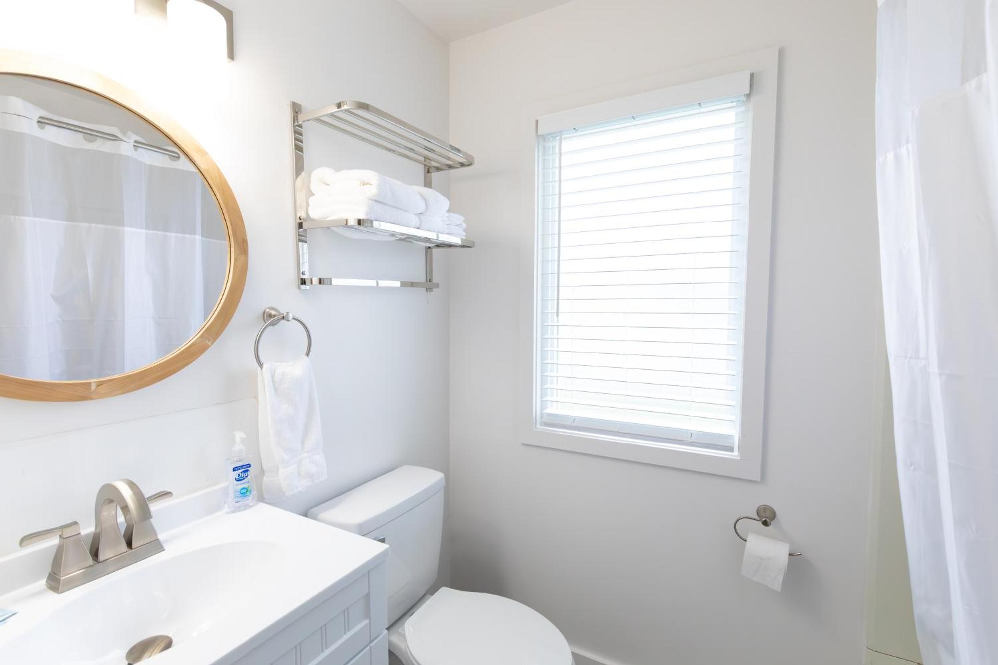Anchor Bay Inn And Suites Sandusky Room photo