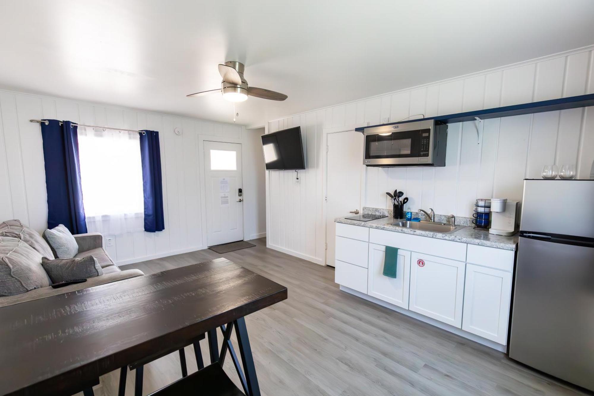 Anchor Bay Inn And Suites Sandusky Room photo