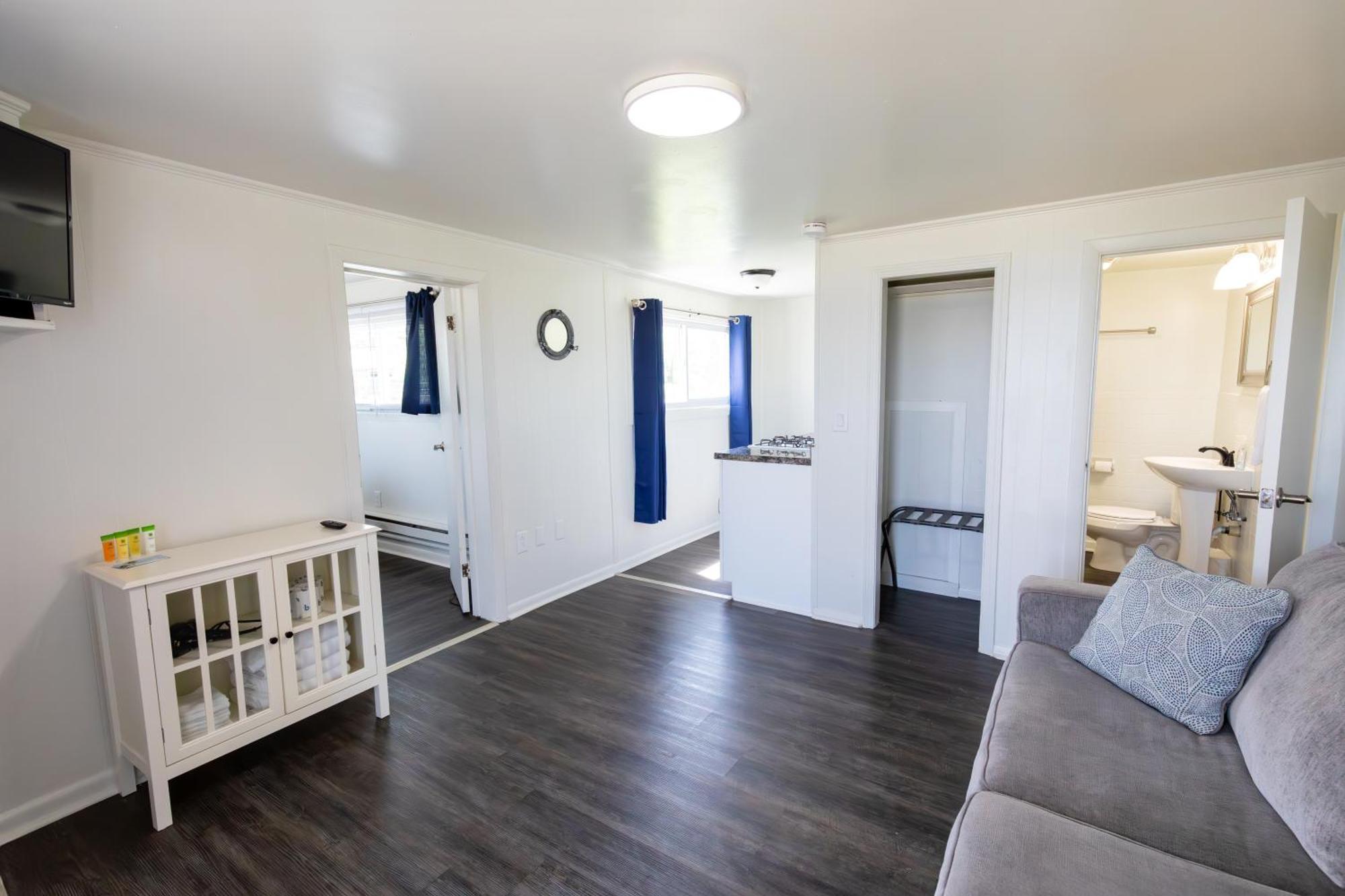 Anchor Bay Inn And Suites Sandusky Room photo